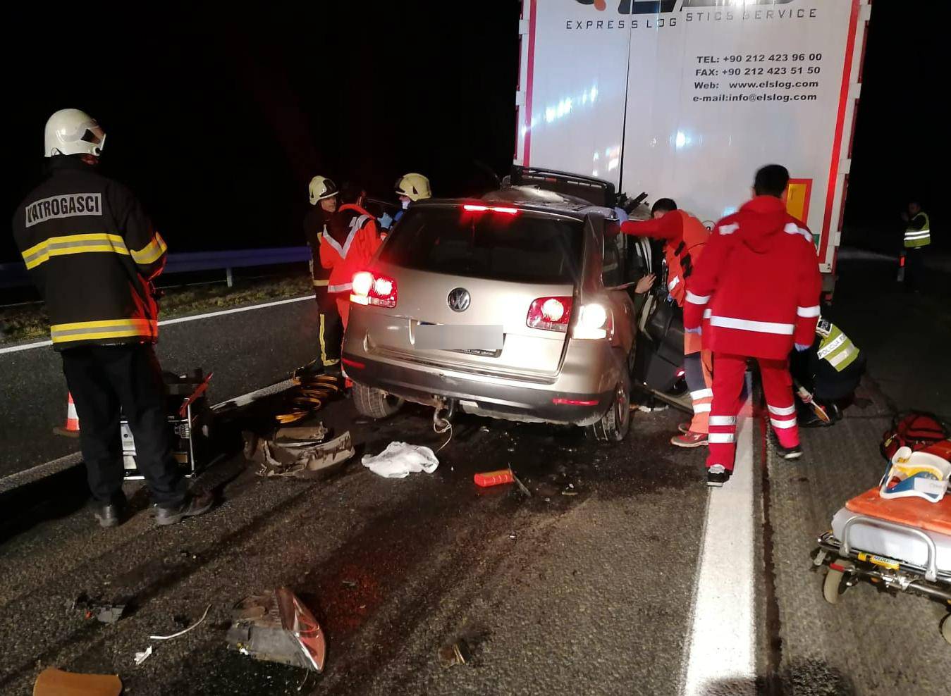 Zabili se u kamion: Izvukli ih žive iz smrskanog automobila