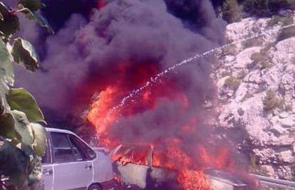 Dubrovnik: Vozač (82) je uspio izaći iz gorućeg auta