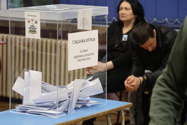 Na većini birališta tijekom lokalnih izbora u Srbiji došlo do incidenata i prosvjeda, intervenirala i policija