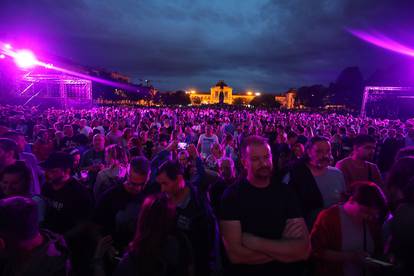 FOTO Nevrijeme je prekinulo koncert na Tomislavcu: Ljudi tražili sklonište u pothodniku