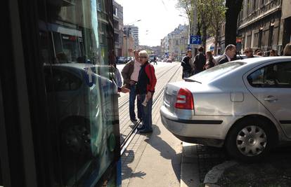Automobil blokirao promet: Tramvaji su stajali 30 minuta