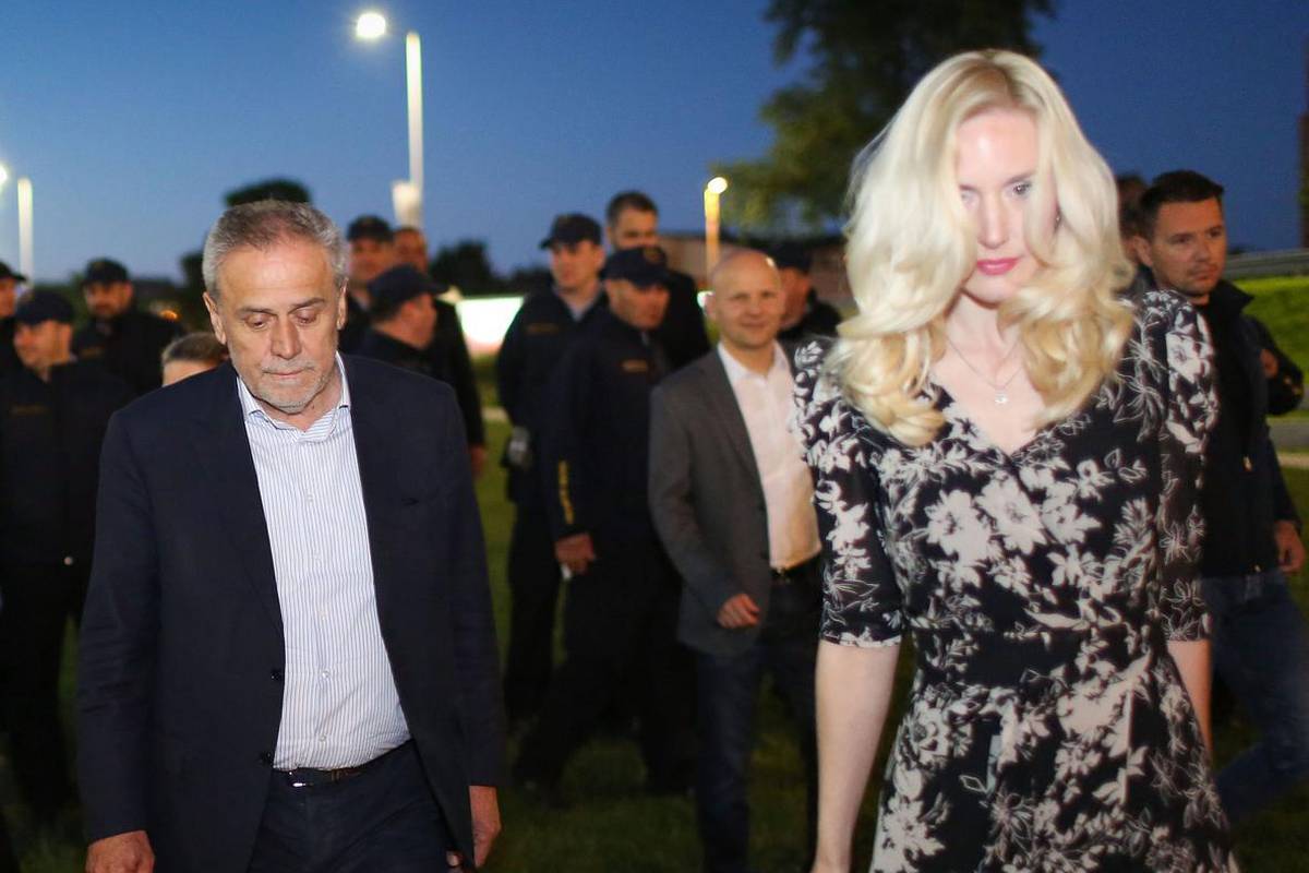 Petek objavio fotku Bandića i Price: 'Gdje je Milanova torba?'