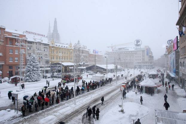 ARHIVA - Zagreb: Trg bana Jela?i?a pod snježnim pokriva?em