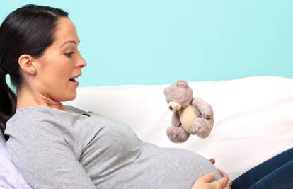Udarcima u maternici bebe se upoznaju sa vlastitim tijelom