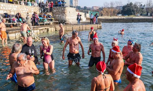 FOTO Kupači u Puli nazdravili Novoj godini: 'Volimo izazove'