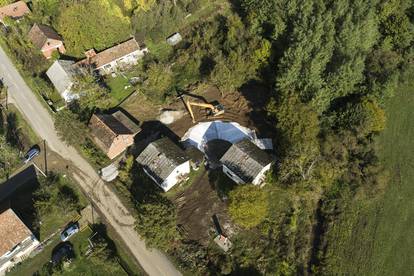 Pogled iz zraka na selo Mečenčani gdje je započela sanacija rupa koje su nastale nakon potresa