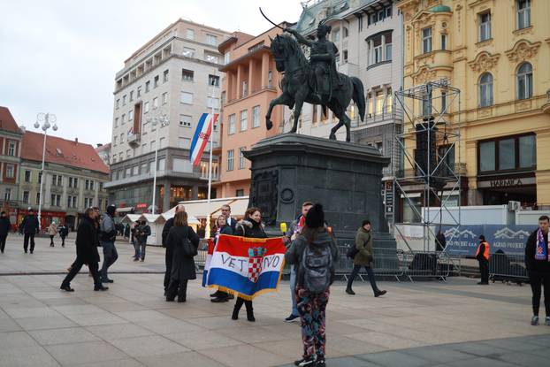 Zagreb: Počelo okupljanje građana za svečani doček rukometnih reprezentativaca nakon osvojene bronce na Europskom prvenstvu