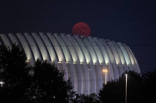 Crveni mjesec iznad Arene Zagreb