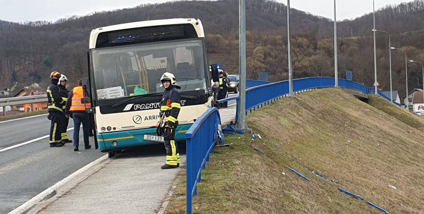 Autobus pun djece zabio se u ogradu: Vozaču je pozlilo...