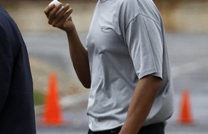 Obama završio na šivanju: Na košarci je dobio laktom u lice