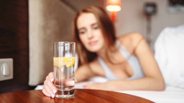 10 razloga zašto dan započeti čašom tople vode i limunom