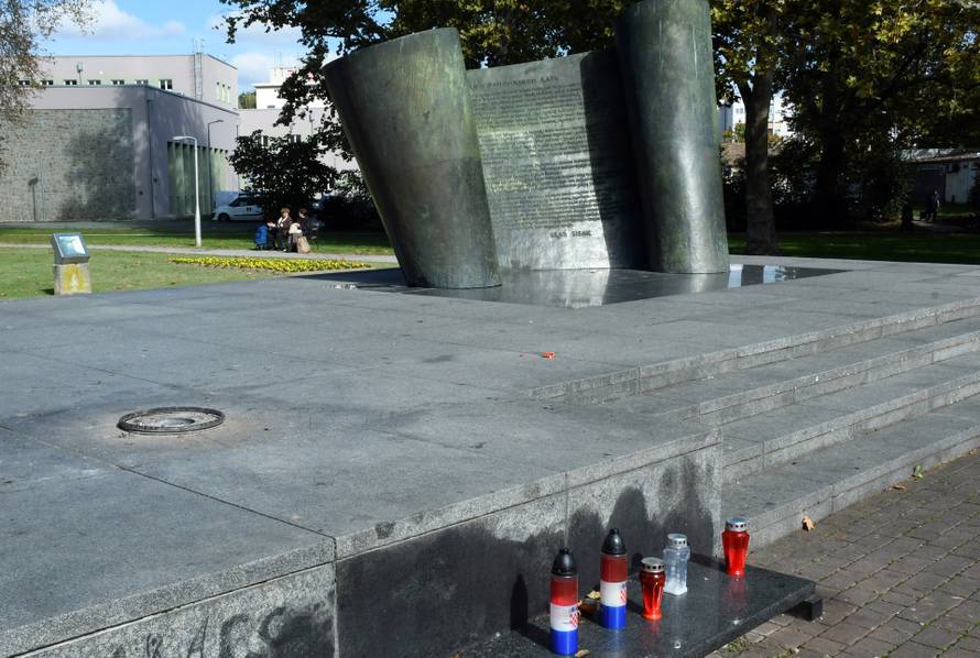 Sisak: Ponovo ugašen vječni plamen kod spomenika poginulim hrvatskim braniteljima