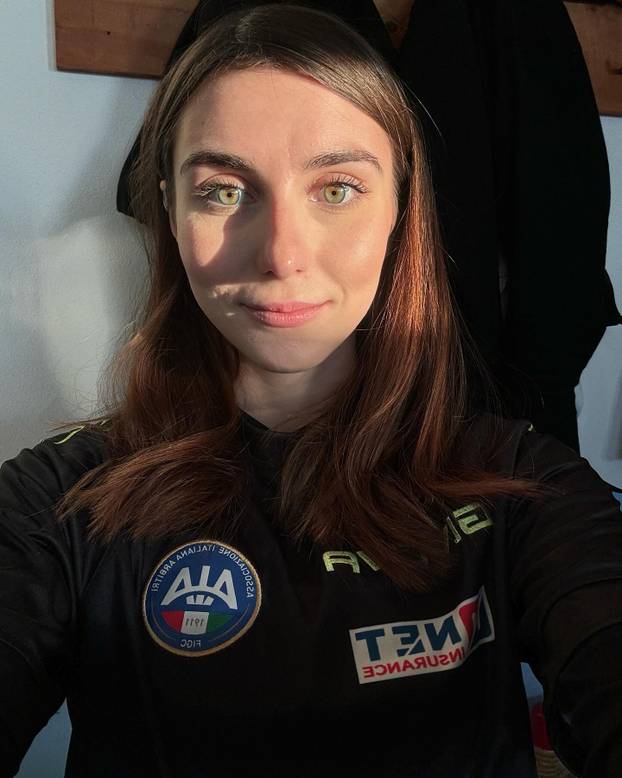 FOTO Zbog nje bi svi u zaleđe. Tange i zastavica su joj rekviziti