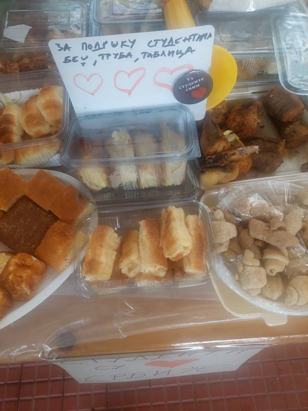 FOTO Za svakog ima ponešto! Prosvjednike u Beogradu čekala hrana, ovo je danas na meniju