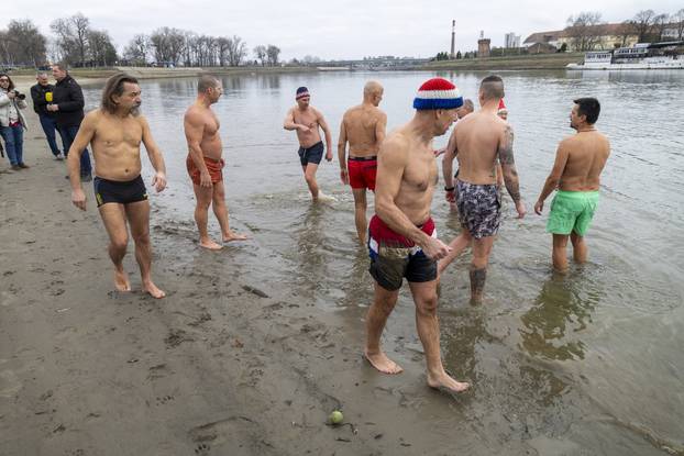 Osijek: Tradicionalno kupanje i picigin u rijeci Dravi
