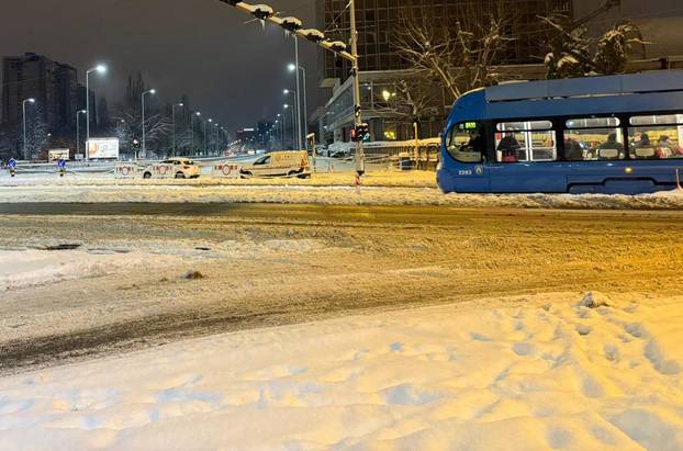 FOTO Zagreb zameten snijegom: 'Ponegdje na nogostupu i 15 cm snijega. Ljudi jedva prolaze!'