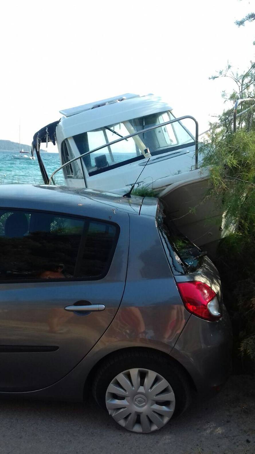 'Ide na nas!': Pijan je gliserom zamalo pokosio ljude na obali