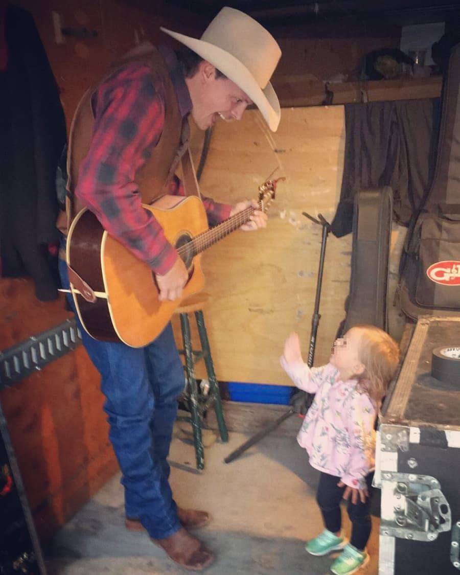Američkom country pjevaču se ugušila dvogodišnja kći Heaven