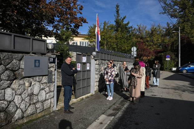 Zagreb: Red za glasanje ispred Veleposlanstva Republike Srbije u Hrvatskoj