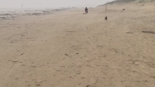 VIDEO Snimio oluju Henk kako udara u britansku plažu: 'Vjetar mi je skoro iščupao mobitel'