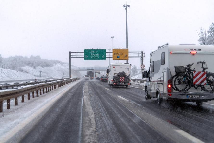 Zimski uvjeti na A1 između čvora Perušić i čvora Gospić