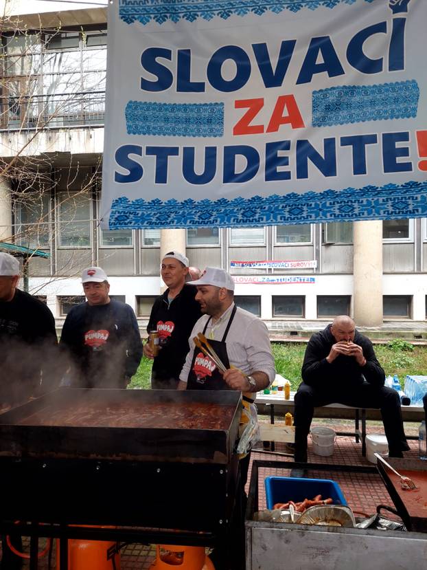 FOTO Za svakog ima ponešto! Prosvjednike u Beogradu čekala hrana, ovo je danas na meniju