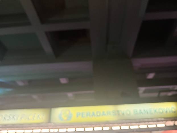 Ovo je dio stropa koji je pao na Dolcu: 'Valjda buju to popravili'