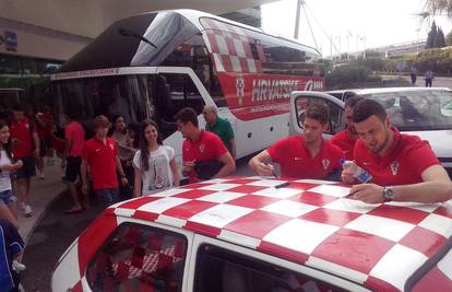 Reprezentativci autogramima ukrasili navijački auto u Splitu