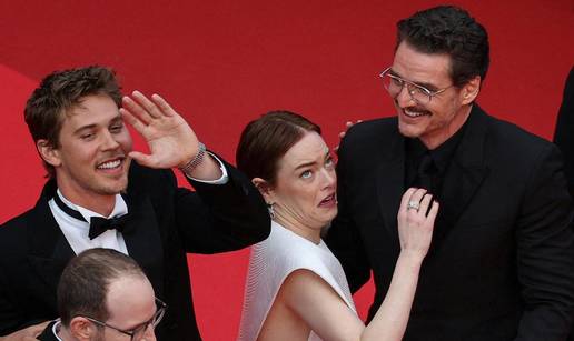 'Pa taj izraz lica je urnebesan!' Emmu Stone u Cannesu prepala  pčela, kolege su je spašavali...