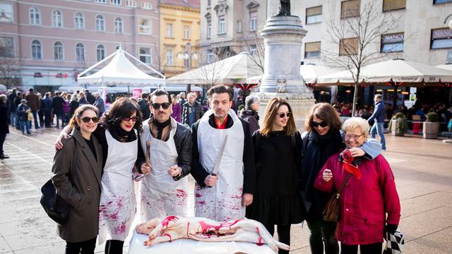 Kolinje: Glumci izveli svinjariju na zagrebačkom Cvjetnom trgu