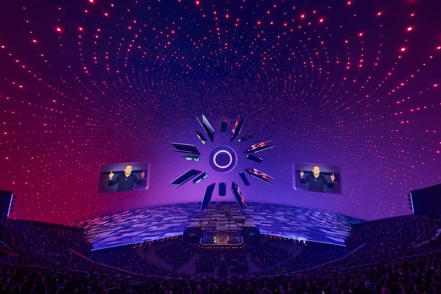 Ovaj laptop ima ekran koji se savija i može vas pratiti po sobi