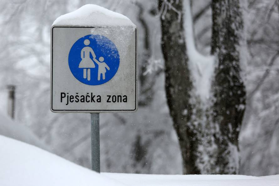 Zameteni u Delnicama: Nanosi snijega do balkona na 1. katu!