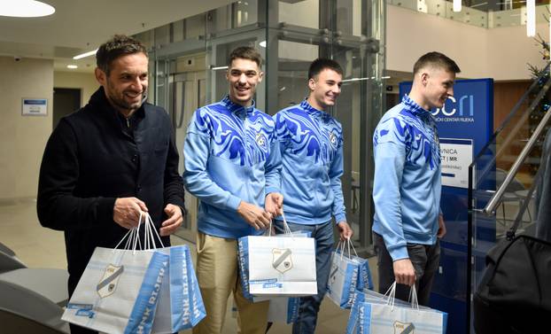 FOTO Krasna gesta nogometaša Rijeke. Lider HNL-a razveselio darovima djecu riječkog KBC-a