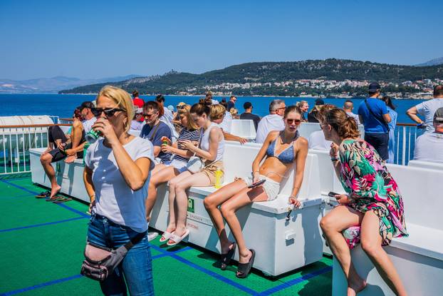 Split: Gužva na trajektu Petar Hektorović na relaciji Split - Vis