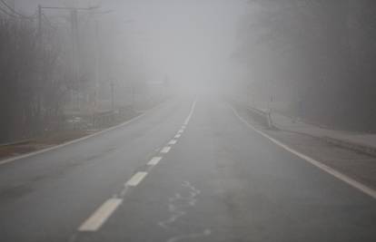 Magla smanjuje vidljivost na prometnicama, zbog radova na DC1 vozi se usporeno u koloni