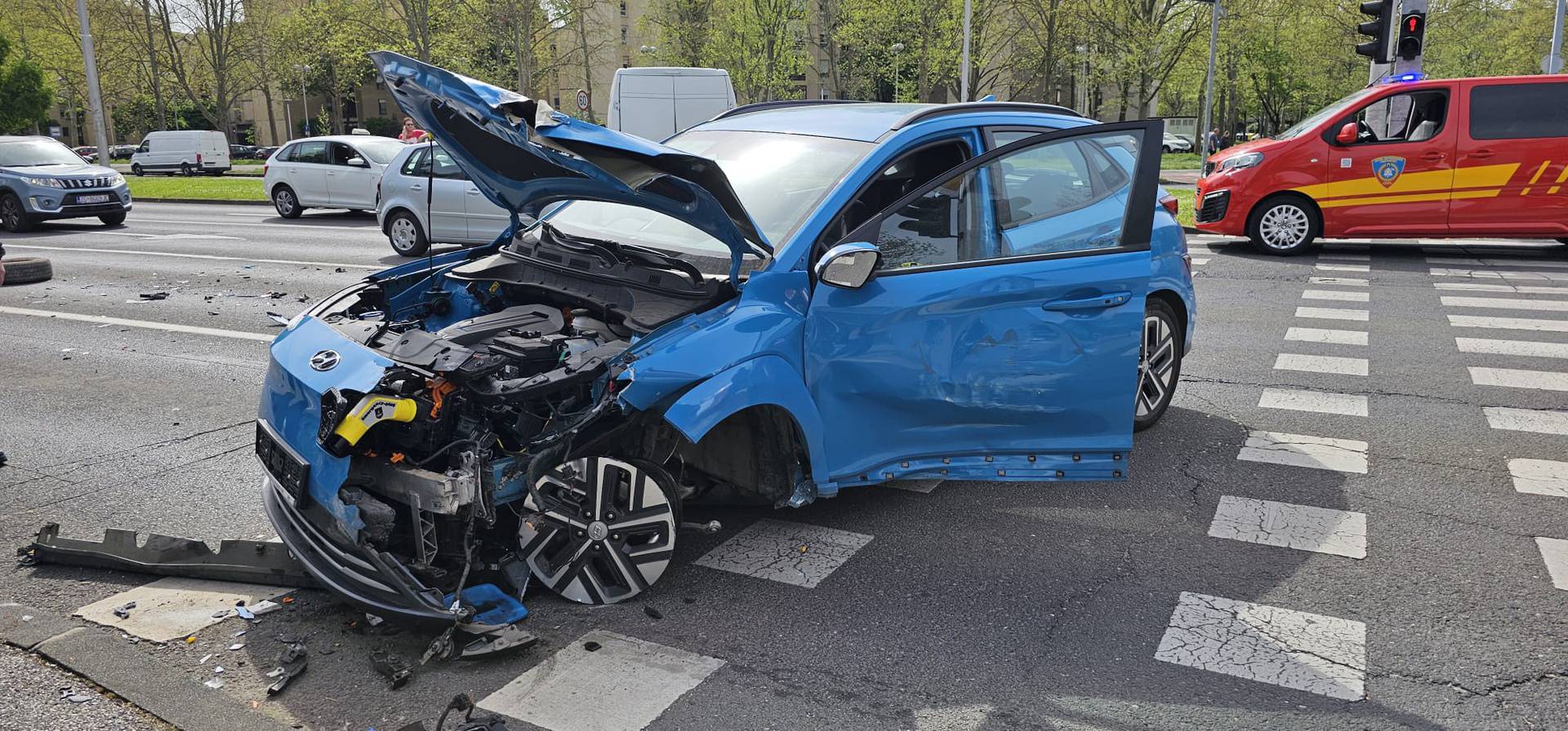 Sudar u Zagrebu: Nije držao razmak pa se zabio u teretni automobil, dvoje ozlijeđenih