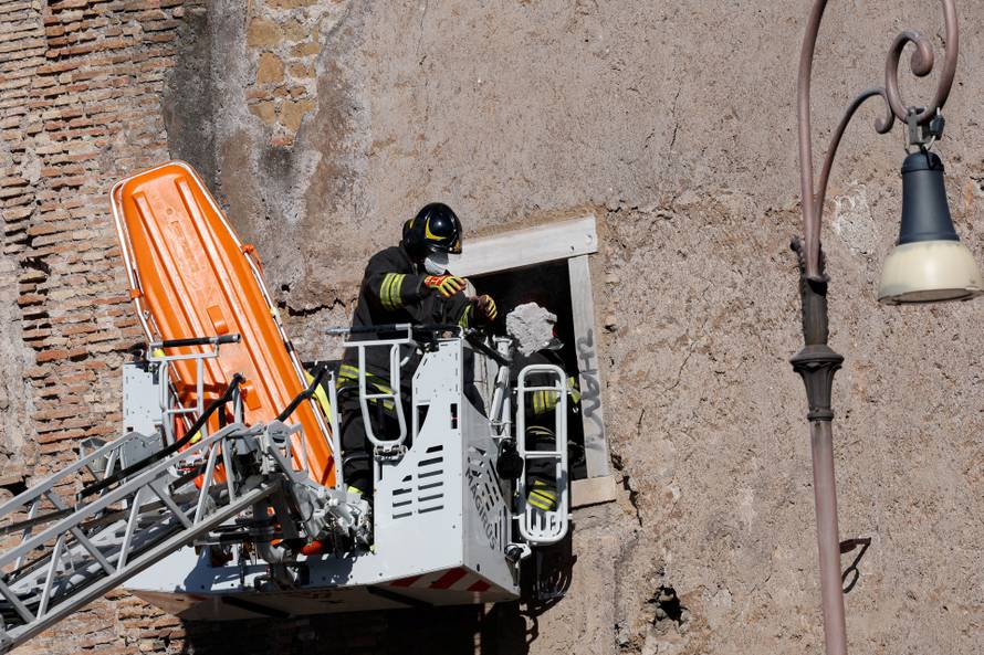 Part of Torre dei Conti tower collapses in Rome