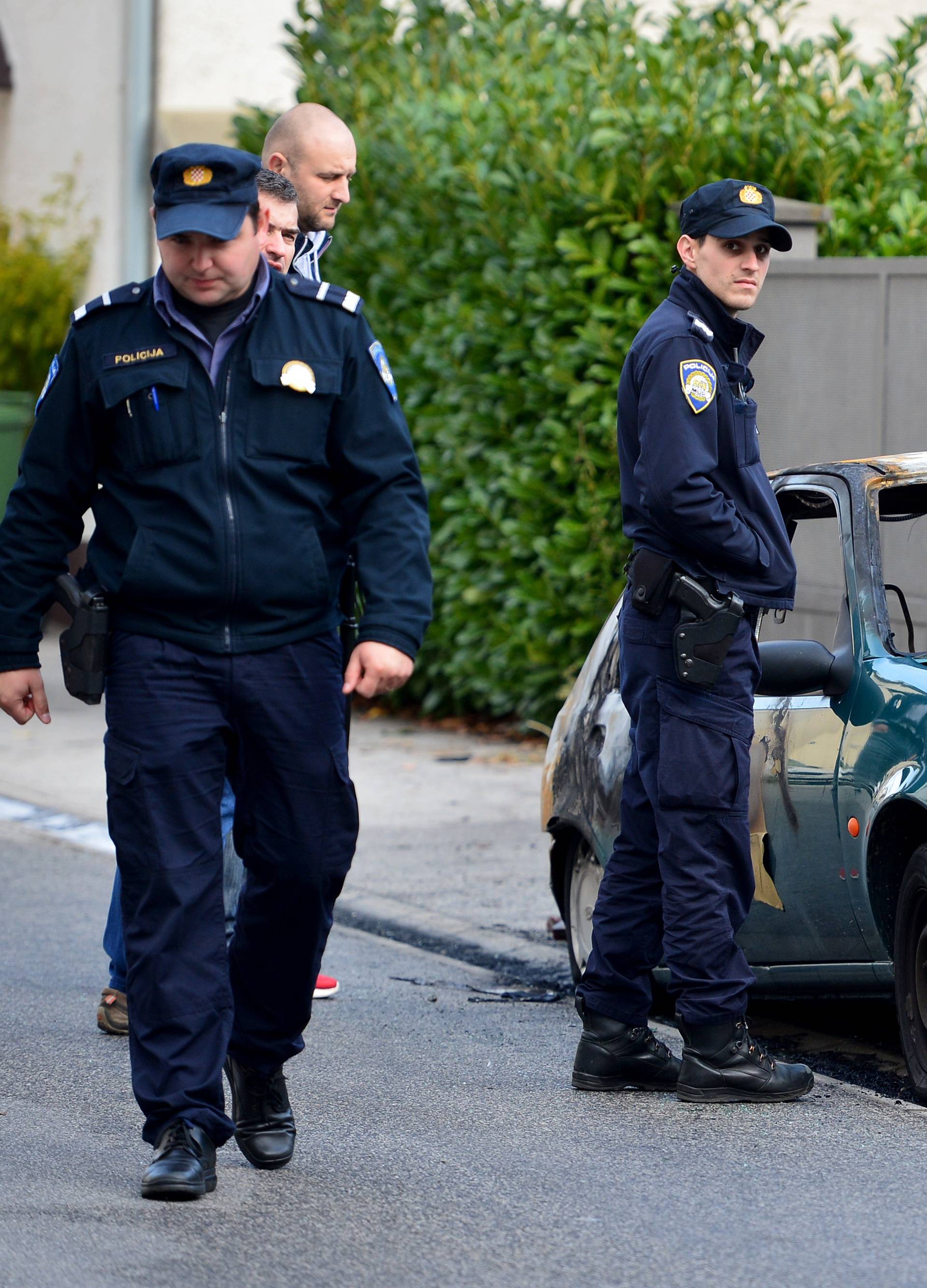 Građane probudila eksplozija: Izgorio automobil na Trešnjevci