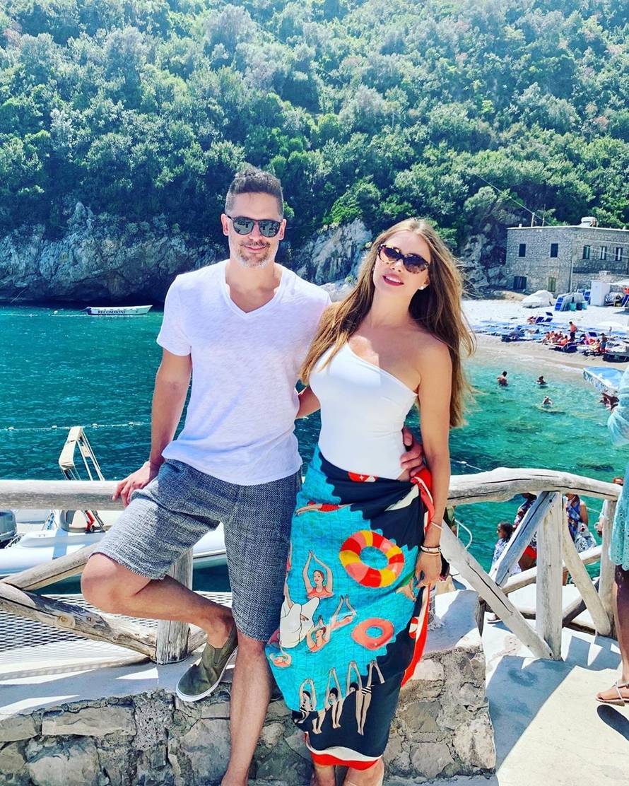 Sofia Vergara objavila fotku iz 90-ih: Pozirala je u tangicama