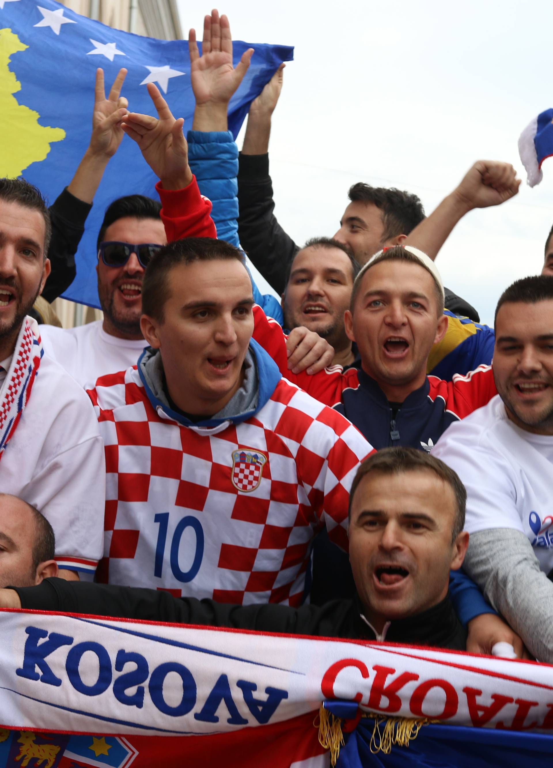 VIDEO Idila: Hrvati i Kosovari zagrljeni pjevaju na ulicama