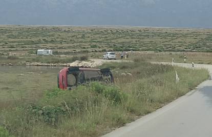 FOTO Nesreća na Pagu: Auto završio na boku, stigla i Hitna