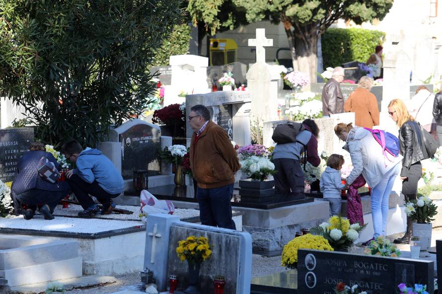 Dan je Svih svetih: Pogledajte fotografije s hrvatskih groblja