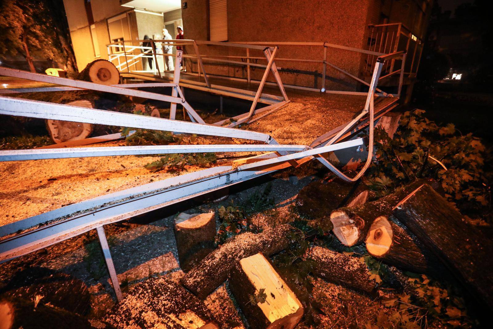 Zagreb: Vjetar srušio stablo na invalidski prilaz stambene zgrade