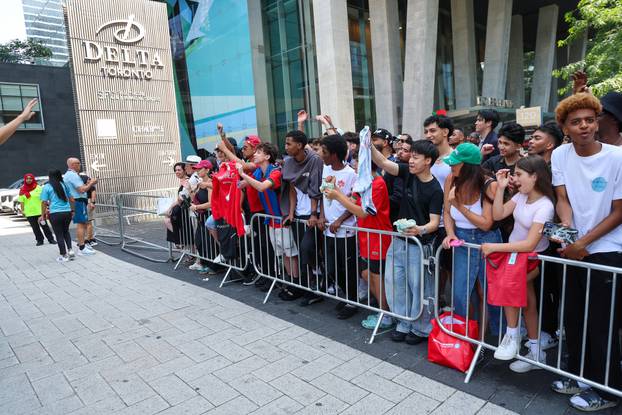 SP 2026 Toronto: Ispred Hotela Delta zajedničko fotografiranje odradili su hrvatski i portugalski navijači
