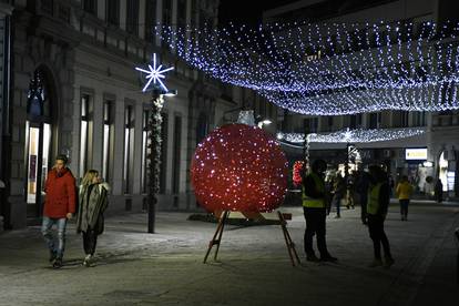 Svijeća nade je upaljena u svim gradovima, pogledajte kako su ukrašeni za ovogodišnji Advent