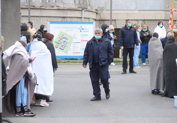Zagreb: Ljudi ispred Klinike za &zcaron;enske bolesti i porode
