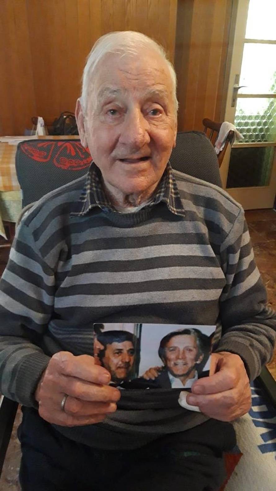 Pjevao je Kirku Douglasu i ekipi Hajduka, utemeljio nogomet u Postirama. Umro je barba Lovre