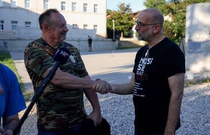 FOTO Organizatori odgođenog festivala mirno prosvjedovali u Benkovcu: Marširali s kamenom