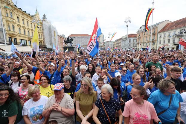 Zagreb: Dolazak hodočasnika Antunovskog hoda na Trg bana Josipa Jelačića