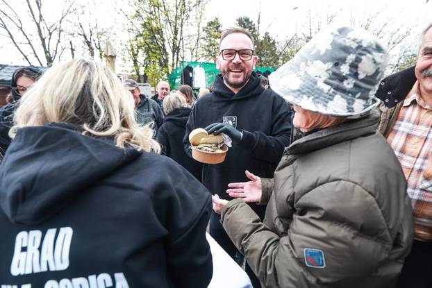 Velika Gorica: Gradona?elnik Krešimir A?kar povodom Uskrsa dijelio gra?anima prženu srdelu